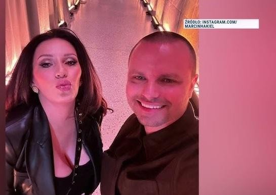 Marcin Hakiel, tancerz i przedsiębiorca, pozujący w swojej akademii tańca, w tle elementy studia i subtelne nawiązania do marki.