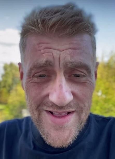 Tomasz Jakubiak, kucharz i juror, w zamyśleniu, odzwierciedlający jego osobiste wyzwania.
