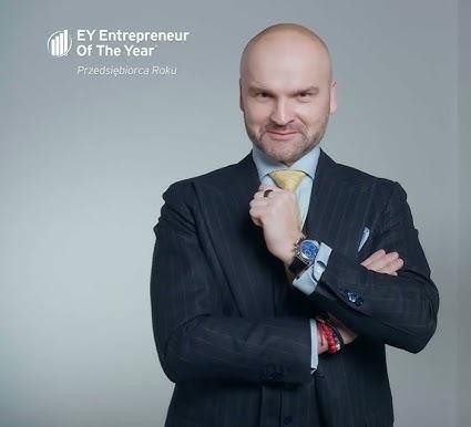 Dynamiczne ujęcie paczkomatu InPost w miejskim otoczeniu, podkreślające innowacyjność i wygodę.