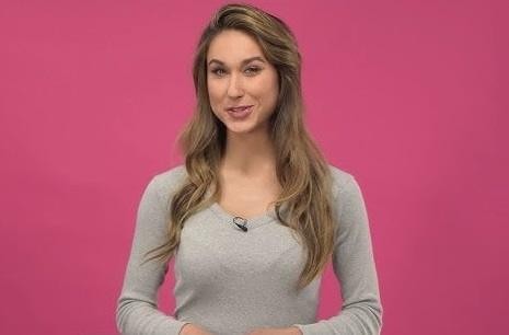 Ida Nowakowska uśmiechnięta, patrząca na telefon z widocznym profilem Instagram, symbolizująca jej aktywność w mediach społecznościowych.