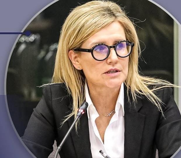 Ewa Wrzosek, polska prokurator, z determinacją i zaangażowaniem wygłaszająca oświadczenie w kontekście swojej walki o praworządność.