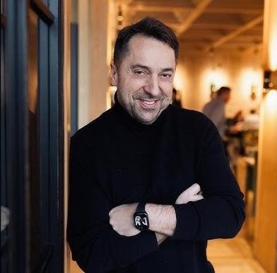 Marcin Miller, lider zespołu Boys, śpiewający i gestykulujący na scenie podczas koncertu, z widoczną dynamiką i zaangażowaniem.