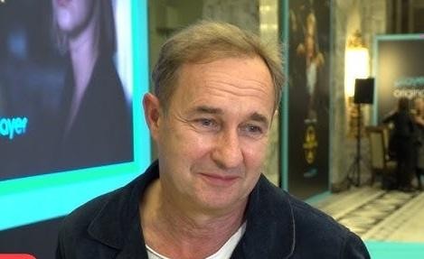 Marek Kalita w środowisku teatralnym, pokazujący jego zaangażowanie w reżyserię lub scenografię.