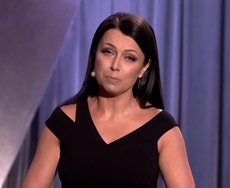 Adrianna Borek uśmiechnięta w swobodnej, zakulisowej chwili, ukazująca naturalny urok.