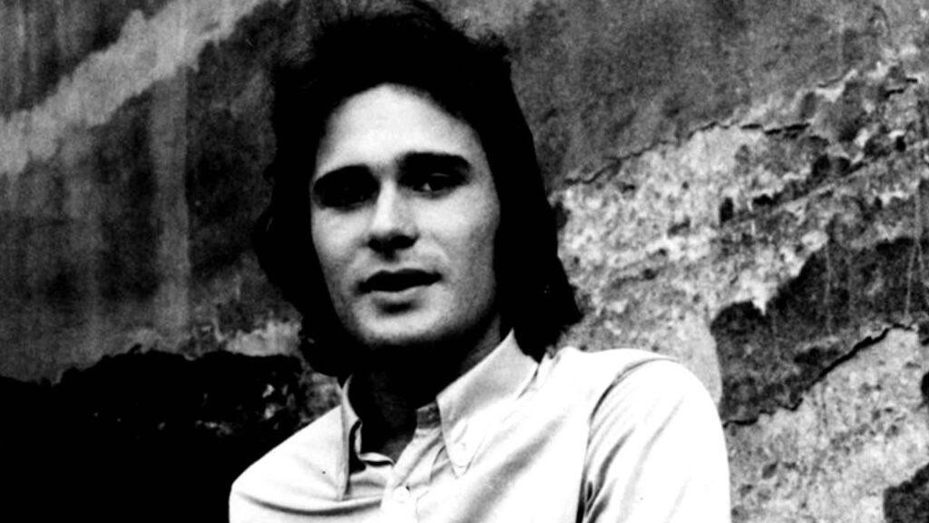 Jerzy Grunwald na scenie z zespołem En Face w latach 70., dynamiczne ujęcie z koncertu, oddające energię występu i ducha folk rocka.