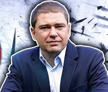 Piotr Szumlewicz przemawiający na wiecu lub wydarzeniu publicznym, z pasją i zaangażowaniem.