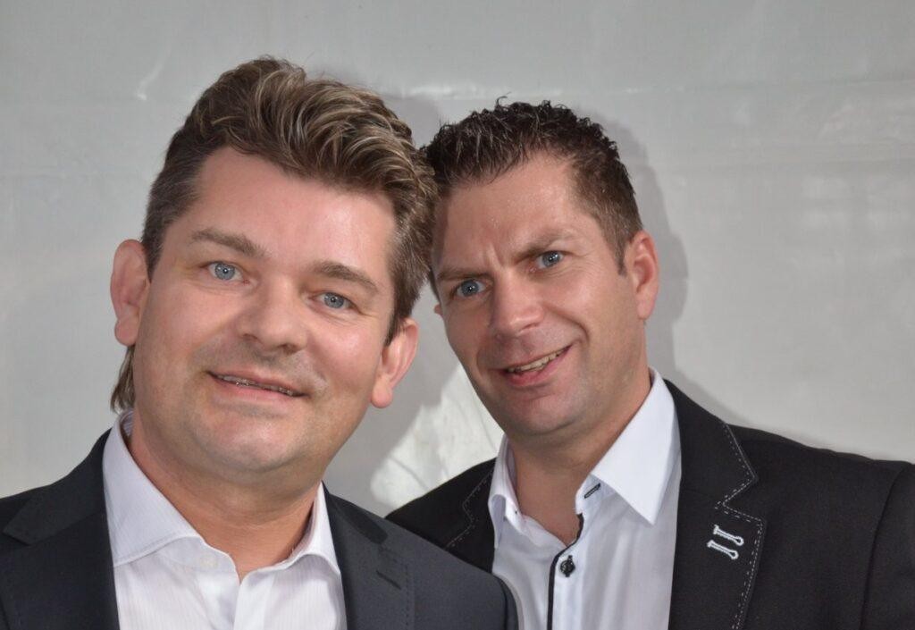 Zespół Akcent na scenie podczas występu, z Ryszardem Warotem grającym na klawiszach, uchwyceni w dynamicznym ujęciu koncertowym.