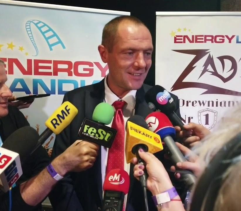 Dynamiczne ujęcie samochodu rajdowego SSV Marka Goczała pędzącego przez pustynny krajobraz, symbolizujące jego pasję do rajdów terenowych.