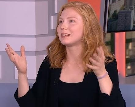 Edyta Torhan w dynamicznej scenie teatralnej, ukazująca ekspresję i intensywność swojej gry aktorskiej na scenie.