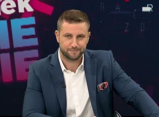 Miłosz Kłeczek w otoczeniu rodziny, z żoną Anną i dziećmi Jankiem i Zosią, w swobodnej, domowej atmosferze.