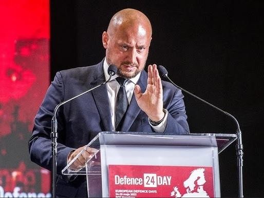 Symboliczna wizualizacja interdyscyplinarnej kariery Jacka Siewiery, łącząca medycynę, prawo i bezpieczeństwo narodowe.